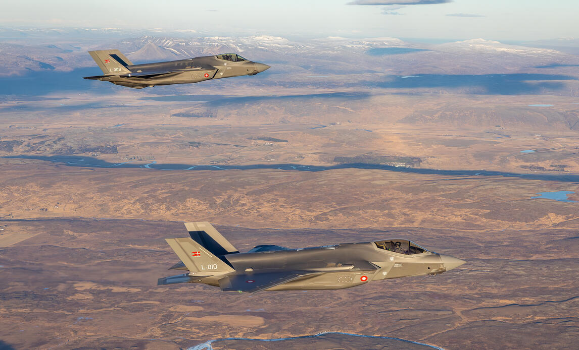 Danske F-35 over Island, hvor de træner sammen med franske MRTT-fly