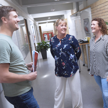 Medarbejdere i løbet af arbejdsdagen på FRS