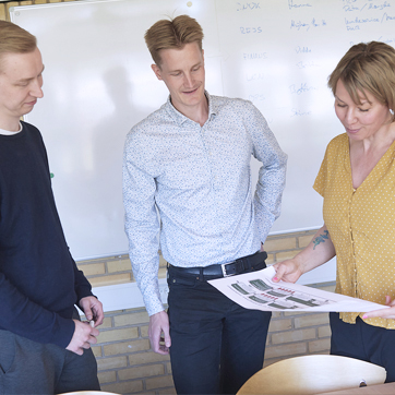Medarbejdere i løbet af arbejdsdagen på FRS