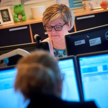 Medarbejdere i Regnskabsstyrelsen sidder og arbejder bag computerskærme.