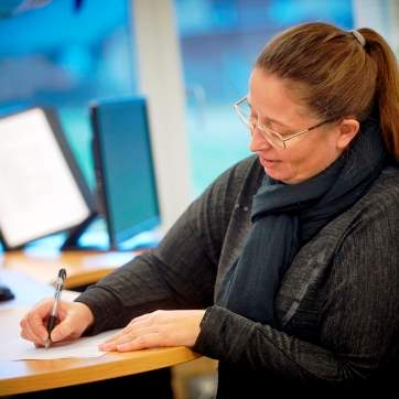 En Regnskabsmedarbejder arbejder ved sit skrivebord.