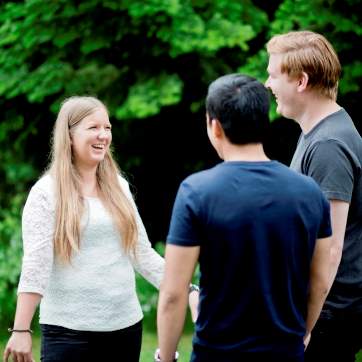 Unge regnskabsmedarbejdere som går rundt på Regnskabsstyrelsens naturområde.